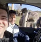 Un grupo de amigos baja la ventanilla del coche en pleno safari y sufren la picardía de una avestruz