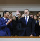 Los reyes Felipe VI (c) y Letizia (d), acompañados por el presidente del Gobierno, Pedro Sánchez (i), a su llegada este jueves al concierto de clausura de la Presidencia Española del Consejo de la Unión Europea en el Auditorio Nacional de Madrid. EFE/ Juan Carlos Hidalgo