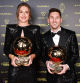 Alexia Putellas y Leo Messi, posando con sus Balones de Oro