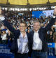 El líder del PP, Alberto Núñez Feijóo (i), y el presidente de la Xunta y candidato a la reelección, Alfonso Rueda (d), saludan al comienzo del mitin que ofrecen los populares este sábado en la plaza de toros de Pontevedra