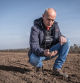 JOSEP CASTELLS, AGRICULTOR, EN SU FINCA DE ALCARRÀS