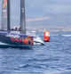 La embarcació del equipo suizo Alinghi Red Bull navega por las aguas de Barcelona