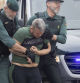 BARBATE (CÁDIZ), 12/02/2024.- Agentes de la Guardia Civil trasladan a los juzgados de Barbate (Cádiz) a uno de los ocho detenidos por la muerte de dos guardias civiles a los que arrollaron con una narcolancha en la localidad gaditana de Barbate el pasado viernes, que este lunes han pasado a disposición judicial. EFE/Román Ríos