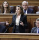 La diputada del PP Cuca Gamarra (c) interviene durante la sesión de control al Gobierno junto al líder del partido, Alberto Nuñez Feijóo (d), y el portavoz parlamentario del PP, Miguel Tellado (i), este miércoles en el Congreso.