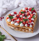 Prepara esta irresistible tarta de San Valentín con fresas y nata