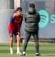 João Félix y Xavi en el entrenamiento de esta mañana previo al partido contra el Atlético de Madrid