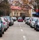 Coches aparcados en ambos lados de la calle en una vía de doble sentido