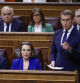 El líder popular, Alberto Núñez Feijóo (d), interpela al Gobierno durante la sesión de control al Gobierno este miércoles en el Congreso de los Diputados.