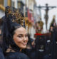 CÓRDOBA, 24/03/2024.- Una mujer con mantilla participa en la procesión de la Hermandad de la Penas durante su estación de penitencia, este Domingo de Ramos. EFE/Salas