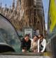 Las tretas de los turistas para seguir haciéndose las selfies vetadas frente a la Sagrada Família
