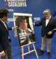 El portaveu de Junts, Josep Rius, i el cap de campanya, Albert Batet, descobreixen el cartell de Puigdemont