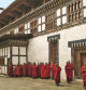 Monjes budistas en el dzong de Jakar