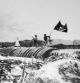 Las tropas de Viet Minh plantan su bandera sobre el cuartel general francés capturado en Dien Bien Phu