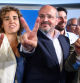 La candidata del PP a las elecciones europeas, Dolors Montserrat (1i), y el presidente del PP en Cataluña y candidato del partido a las elecciones catalanas, Alejandro Fernández (c), posan durante el seguimiento de la jornada electoral de elecciones autonómicas de Cataluña, en el Hotel Grand Marina, a 12 de mayo de 2024, en Barcelona, Catalunya (España). Casi seis millones de catalanes han sido llamados a las urnas hoy, 12 de mayo, para elegir a su nuevo presidente autonómico para los próximos cuatro años. Hay 135 escaños en juego, en la que será la XIV legislatura de Cataluña, por lo que los candidatos de los diferentes partidos deben alcanzar una mayoría absoluta de 68 escaños para hacerse con la Presidencia.