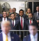 El gobernador de Dakota del Norte, Doug Burgum, el presidente de la Cámara de Representantes, Mike Johnson, y el empresario Vivek Ramaswamy observan a Donald Trump mientras habla con los medios a su llegada al tribunal de Manhattan.