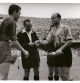 Los dos capitanes se saludan en el Barça-Borussia de septiembre de 1957
