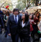 Puigdemont pasea con su esposa por Girona el día después de la aprobación de la declaración de independencia en el Parlament, en octubre de 2017. REUTERS/Rafael Marchante