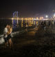 AMBIENTE DE LA REVETLLA DE SANT JOAN EN LA PLAYA DE LA BARCELONETA. UNA PAREJA SE BESA EN LA PLAYA