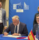 El vicesecretari d'Acció Institucional del PP, Esteban González Pons; la vicepresidenta de la Comissió Europea, Vera Jourová, i el ministre espanyol de la Presidència, Félix Bolaños, després de signar l'acord per a la renovació del CGPJ