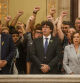 Junqueras, Puigdemont, Forcadell y el resto de representantes politicos cantan el Segadors en la escalera del parlament tras la votación por la independencia en el Parlament de Catalunya. foto David Airob