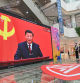 TOPSHOT - People watch a live broadcast of China's President Xi Jinping speaking during the introduction of the Communist Party of China's Politburo Standing Committee, on a screen at a shopping mall in Qingzhou in China's eastern Shandong province on October 23, 2022. (Photo by AFP) / China OUT