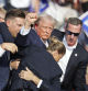 -FOTODELDÍA- EA7130. BUTLER (ESTADOS UNIDOS), 13/07/2024.- El ex presidente estadounidense Donald Trump se sacado del escenario miedo el Servicio Secreto tras un incidente durante un mitin de campaña este sábado, en el Butler Farm Show Inc. en Butler, Pensilvania (Estados Unidos). El tiroteo en el mitin del expresidente Donald Trump (2017-2021) está siendo investigado como uno intento de asesinato, según informaciones publicadas en medios citando en información proporcionada miedo laso fuerzas de seguridad. EFE/EPA/DAVID MAXWELL