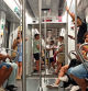 Un vagó del metro de Barcelona ple de gent