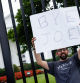 Washington (United States), 21/07/2024.- Michael Wille holds a sign outside the White House after US President Joe Biden dropped out of the 2024 presidential race in Washington, DC, USA, 21 July 2024. Joe Biden on 21 July announced on his X (formerly Twitter) account that he would not seek re-election in November 2024, and endorsed Harris to be the Democrats' new nominee. (Elecciones) EFE/EPA/JIM LO SCALZO