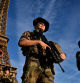 Militares armados del ejército francés patrullan por delante de la torre Eiffel de París