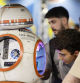 GRAFCVA1623. VALENCIA, 05/07/2024.- Varias personas contemplan un ordenador customizado como el robot BB8 en el certamen de entretenimiento y tendencia digital más grande de España, el Festival OWN (Open World Now),que reune a más de 2.000