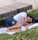 El campeón olímpico Thomas Ceccon aparece durmiendo en un parque de París