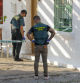 TOLEDO, 21/08/2024.-Agentes de la Guardia Civil entran en una vivienda aledaña al lugar donde supuestamente han encontrado el arma del crimen del pequeño Mateo, a la espera de que el detenido pase a disposición judicial y con llamamientos para que cesen los mensajes de odio y los bulos sobre la tragedia ocurrida en Mocejón el pasado domingo. EFE/ Chema