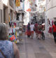 Diferents turistes passegen per un dels carrers de Tossa de Mar