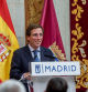 El alcalde de Madrid, José Luis Martínez-Almeida, ofrece una rueda de prensa tras el acto de entrega de las Palomas de Bronce-Bomberos de Madrid, en la Casa de la Villa, a 15 de agosto de 2024, en Madrid (España). Estas distinciones son otorgadas por la Hermandad del Cuerpo de Bomberos de la Virgen de La Paloma coincidiendo con la celebración del día de la Virgen de la Paloma, patrona de los bomberos y considerada también patrona popular de la capital.