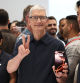 Tim Cook muestra un iPhone 16 Pro Max después de la presentación del lunes en Cupertino