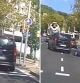 Graba cómo una furgoneta se salta un semáforo en Barcelona y dos motoristas acaban en el suelo por su culpa