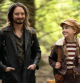 Elijah Wood y Nell Fisher en una imagen de 'Bookworm'
