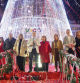 El alcalde de Vigo, Abel Caballero (c), junto a su equipo de gobierno, durante el encendido de las luces de Navidad 2023 en Porta do Sol, a 24 de noviembre de 2023, en Vigo, Pontevedra, Galicia (España). Caballero, ha vuelto a poner todos sus esfuerzos en hacer de Vigo el destino turístico por excelencia en estas fiestas, superando la inversión (200.000 euros de presupuesto) y el despliegue de medios de otros años. Hay más de 11 millones de luces led por toda la ciudad y el árbol de Navidad supera los 40 metros de altura.Cada día las luces de la Navidad de Vigo se encenderán a las 18.30