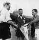 PARTIDO INGLATERRA-HUNGRÍA: Londres 25-11-1953.- Los capitanes de las selecciones de Inglaterra y Hungría, Wright y Puskas (d) respectivamente intercambian banderines en presencia del árbitro holandés Leo Norn, al comienzo del partido clasificatorio para el Mundial de Suiza que enfrentó a las dos selecciones en el estadio de Wembley. El resultado del encuentro 3-6 supuso la primera gran derrota del equipo inglés en su propio campo. EFE/yv