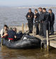 VALENCIA, 12/11/2024.- La FGNE (Fuerza de Guerra Naval Especial) en labores de búsqueda de cuerpos en L'Albufera de Valencia, este martes. La dana que dejó en Valencia más de dos centenares de muertos y decenas de desaparecidos, ha cambiado la vida de miles de personas y condicionado la economía, el transporte y la educación de la provincia; dos semanas después prosigue el goteo de mejoras en infraestructuras y servicios básicos y, en paralelo, la polémica política por la gestión de la catástrofe. EFE/Ana Escobar