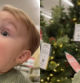 El bebé es todo un fan de la Navidad.