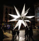 La estrella de 20 puntas que ilumina esta Navidad la plaza Sant Jaume