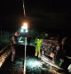 Los operarios trabajaron de noche para retirar el coche de la vía del tren en la zona de Llubí, en Mallorca.