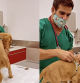 El veterinario vacunando a un peludo utilizando sus tácticas