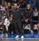 El entrenador de Brooklyn Nets, Jordi Fernández (c) da instruccciones durante el juego de la NBA entre Brooklyn Nets y San Antonio Spurs este viernes, en el Barclays Center de Nueva York (Estados Unidos).