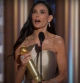 Demi Moore tras recibir su primer Globo de Oro. Los Ángeles,2025