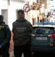 Una patrulla de la Guardia Civil vigila las inmediaciones de la vivienda de la víctima