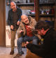 Imatge d'escena de l'obra 'Els ossos de l'irlandès', de Víctor Borràs Gasch, amb direcció de Xavier Ricart i interpretació d’Ernest Villegas, Josep Julien i Pepo Blasco. Teatre Poliorama 2025