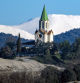 El santuario de Puig-agut con el Pirineo nevado de fondo.