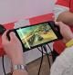 Uno de los visitantes de la 'Premiere' de Nintendo Switch 2 en París probando la nueva consola